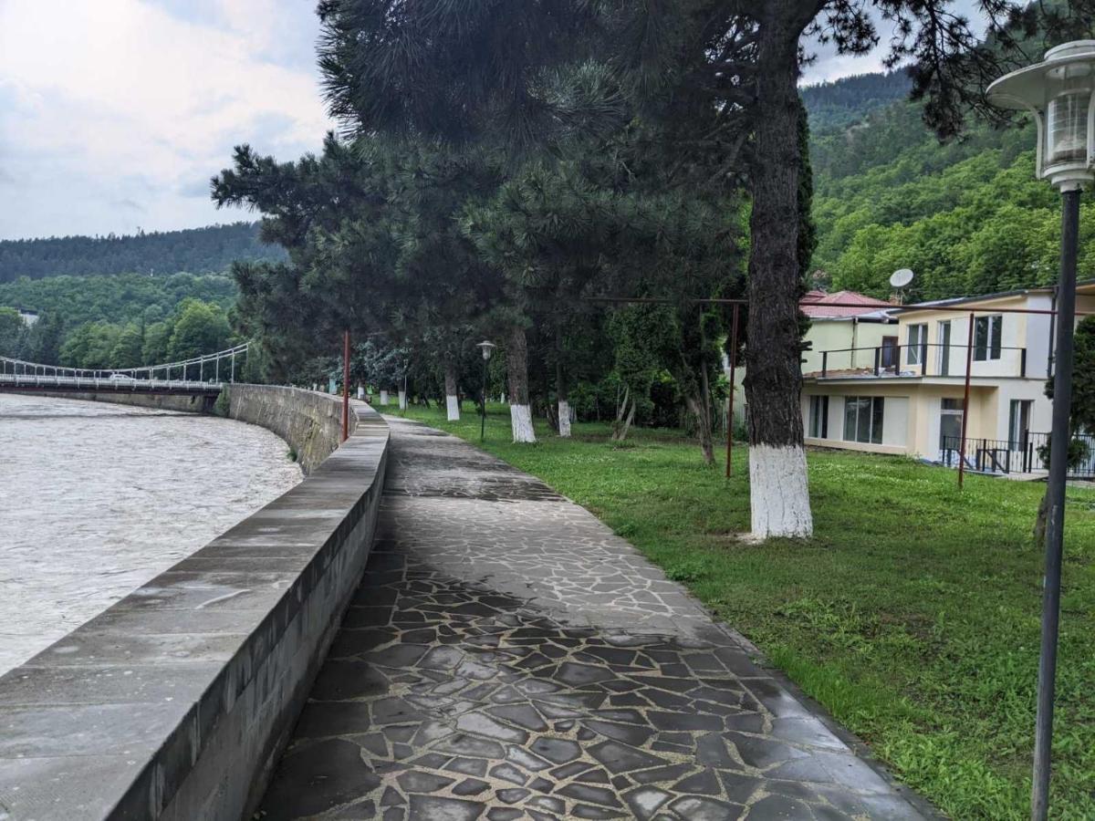 Riverside Borjomi Esterno foto